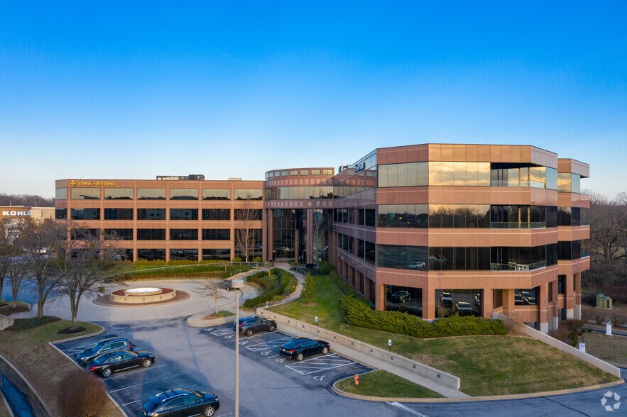 101 Bullitt Ln, Louisville, KY à louer - Photo du bâtiment - Image 2 de 8