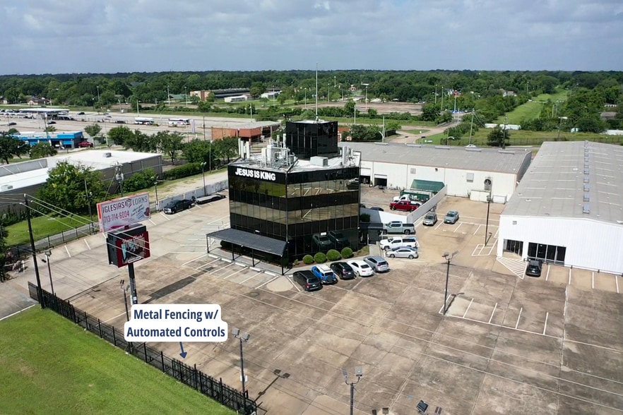 8245 North Fwy, Houston, TX for lease - Building Photo - Image 3 of 17