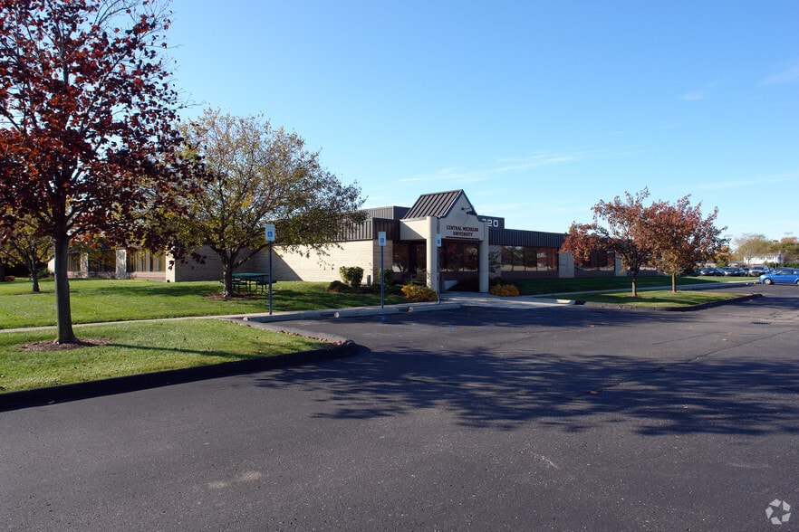 12220 E 13 Mile Rd, Warren, MI à vendre - Photo du bâtiment - Image 2 de 2