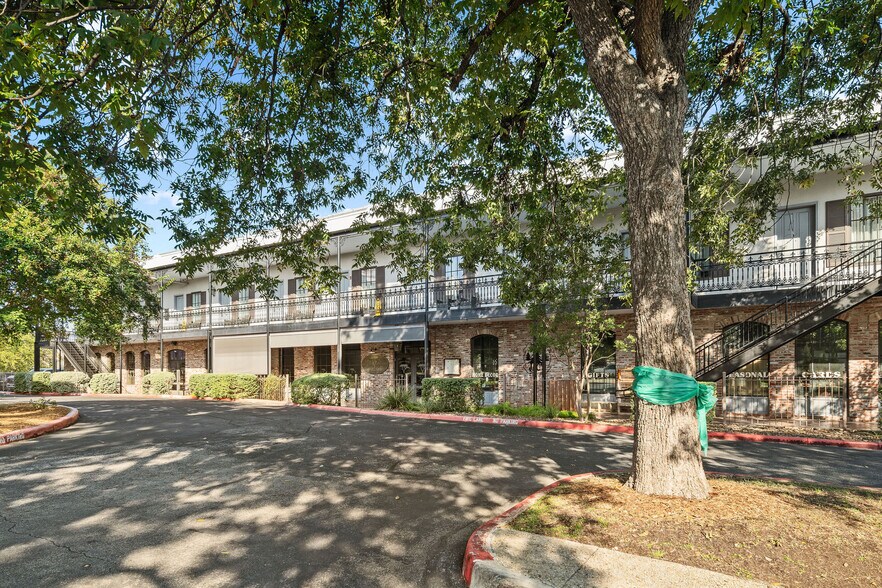 152-170 S Main St, Boerne, TX à louer - Photo du bâtiment - Image 2 de 25