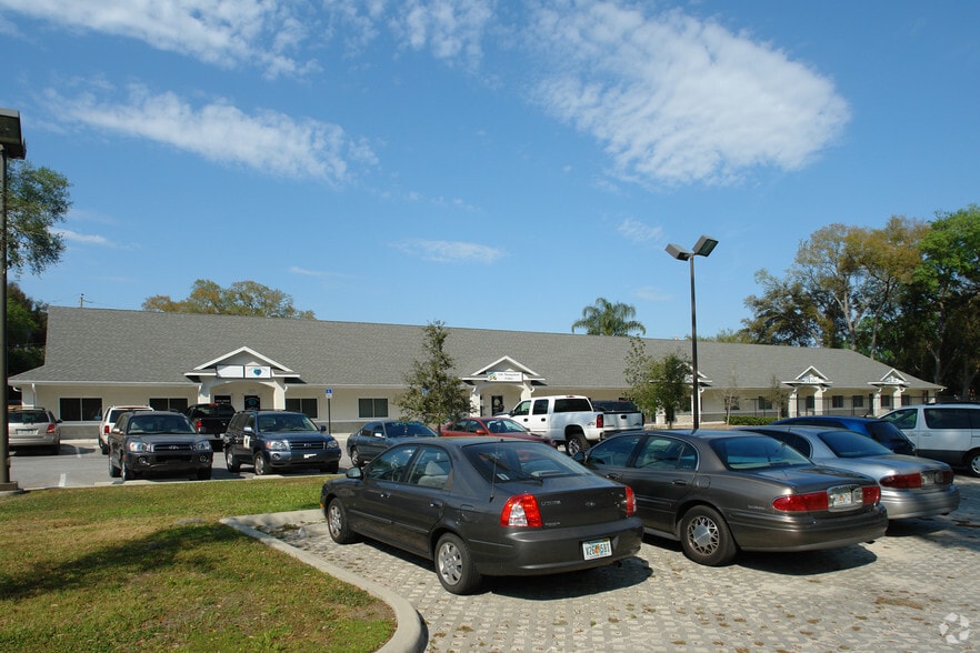 421-437 Lithia Pinecrest Rd, Brandon, FL for lease - Building Photo - Image 2 of 8