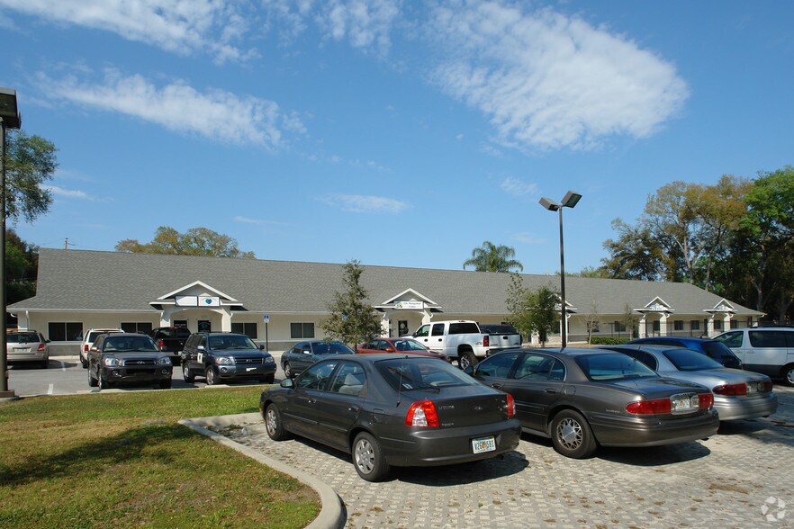 421-437 Lithia Pinecrest Rd, Brandon, FL à louer - Photo du bâtiment - Image 2 de 8