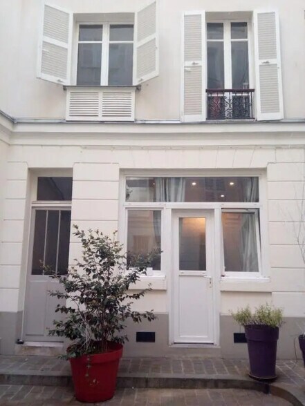 Immeuble residentiel dans Paris à vendre - Photo du bâtiment - Image 2 de 11