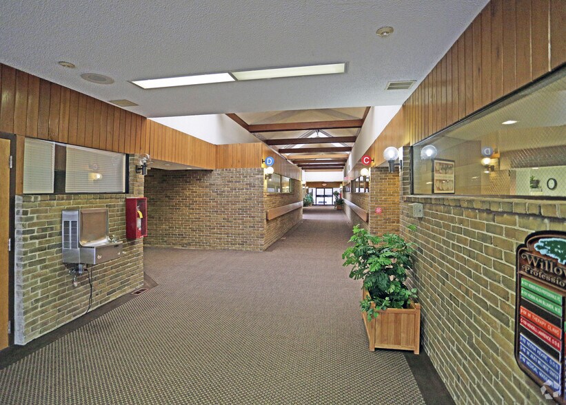 25865 W 12 Mile Rd, Southfield, MI à louer - Photo du bâtiment - Image 2 de 6