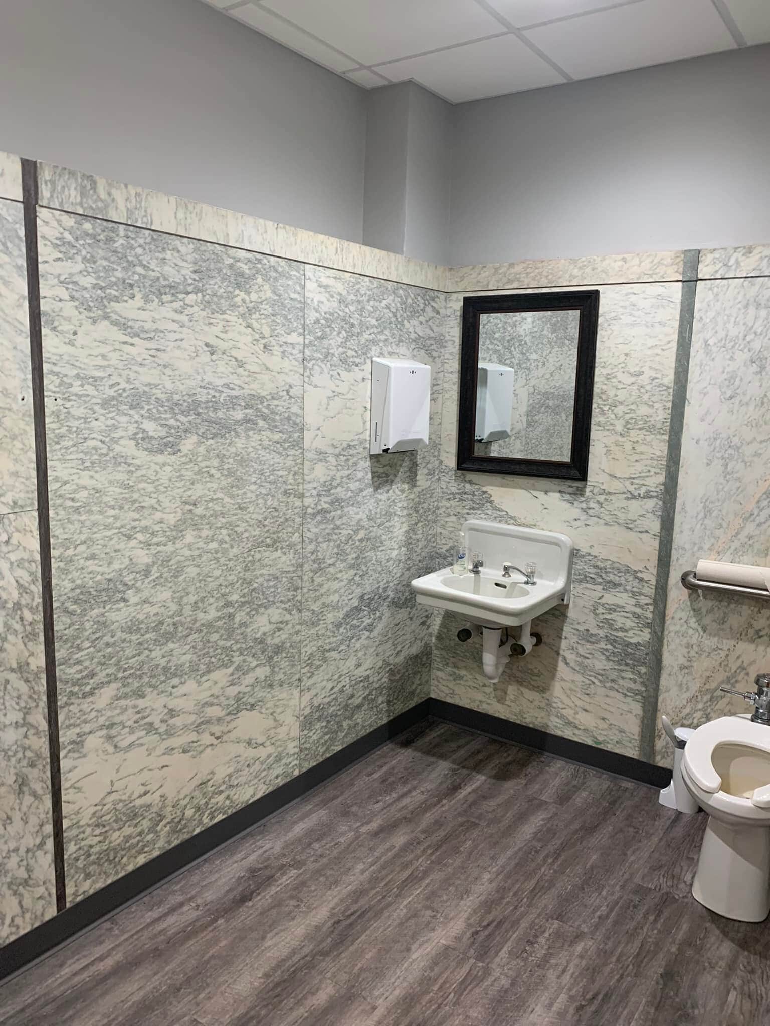 103 E State St, Mason City, IA à louer Photo intérieure- Image 1 de 7