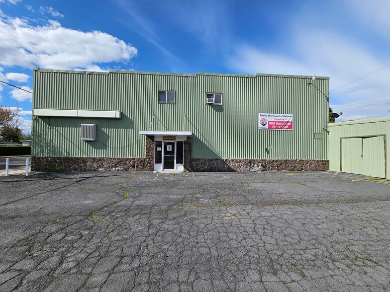 917 E Main St, Klamath Falls, OR for sale - Building Photo - Image 3 of 28