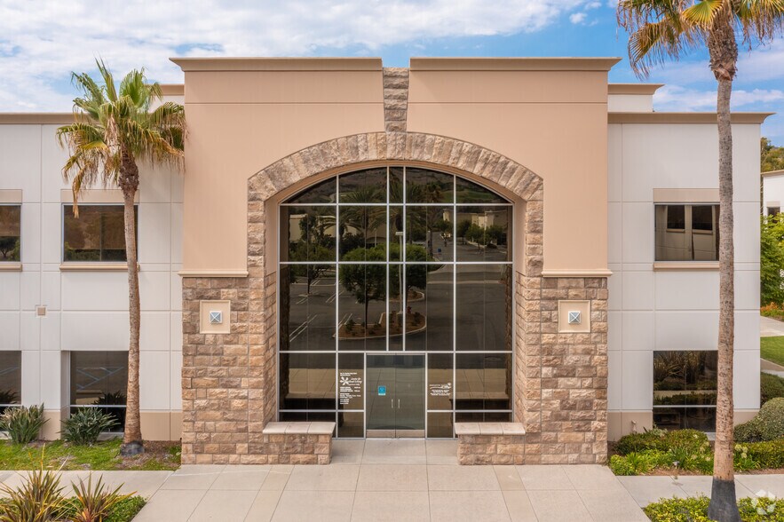 1201 Puerta del Sol, San Clemente, CA à louer - Photo du bâtiment - Image 2 de 8