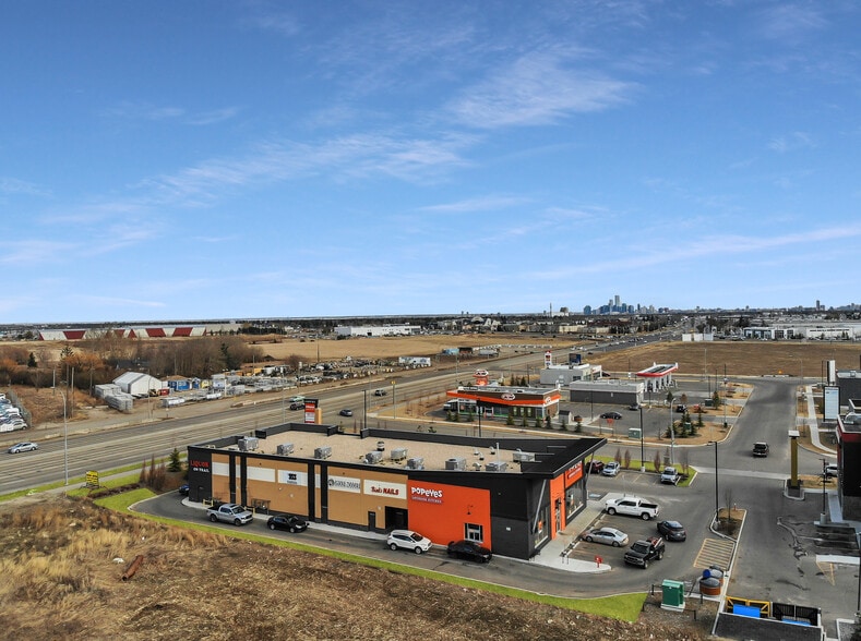 725-745 Mistatim Way NW, Edmonton, AB à louer - Photo du bâtiment - Image 3 de 5