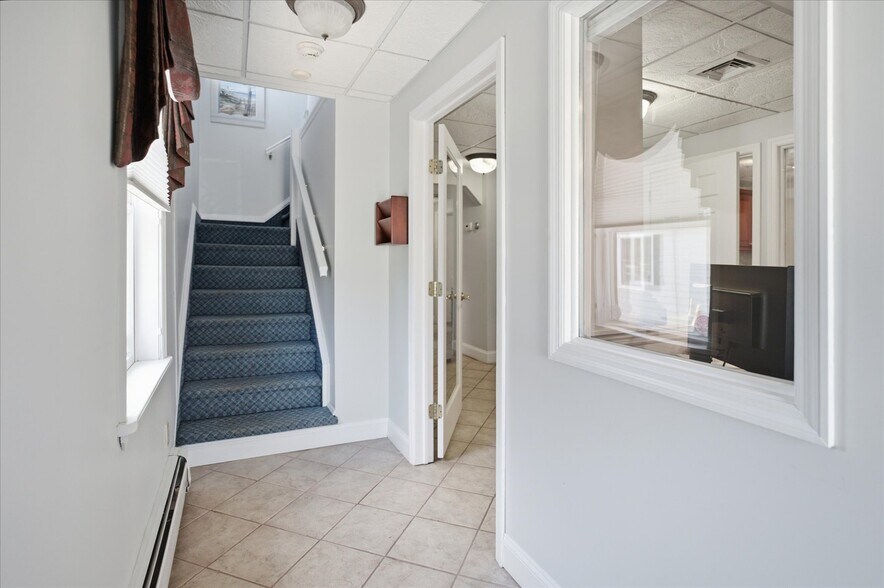 20 Manor Rd, Smithtown, NY à vendre - Photo du bâtiment - Image 3 de 19