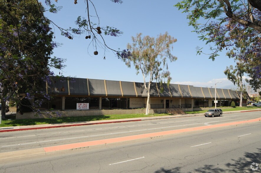200 W Redlands Blvd, Redlands, CA à louer - Photo du bâtiment - Image 3 de 6