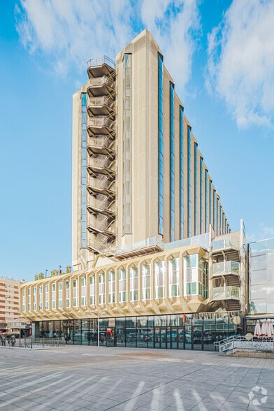 Plaza de Carlos Trías Bertrán, 4, Madrid, Madrid à louer - Photo du bâtiment - Image 3 de 7