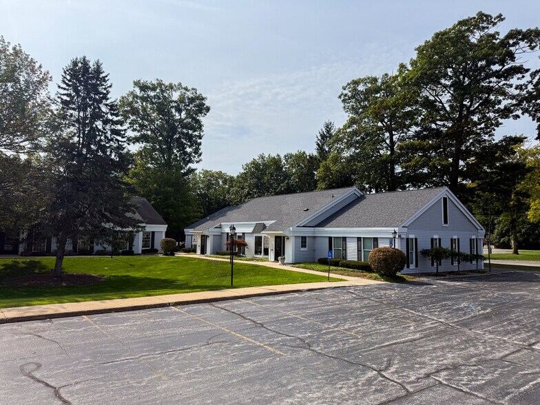 Colony Square portefeuille de 3 propriétés à vendre sur LoopNet.ca - Photo du bâtiment - Image 2 de 4