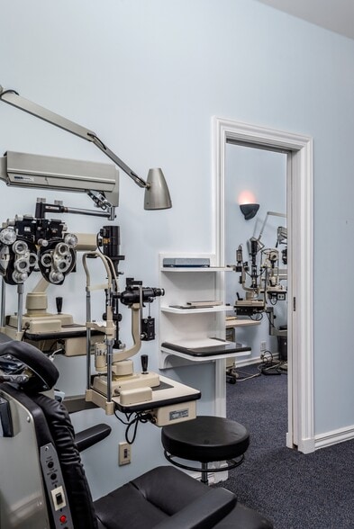 5918 69th Ave, Ridgewood, NY for lease - Building Photo - Image 2 of 17