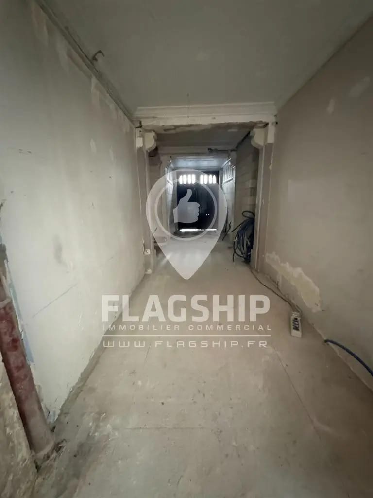 Retail in Paris for lease Interior Photo- Image 1 of 10