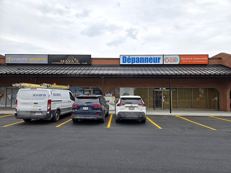 5555 Boul Des Laurentides, Laval, QC à louer - Photo du bâtiment - Image 2 de 8