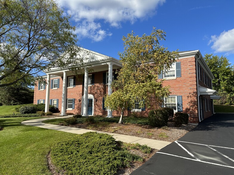 2050 W Good Hope Rd, Glendale, WI for lease - Building Photo - Image 2 of 2