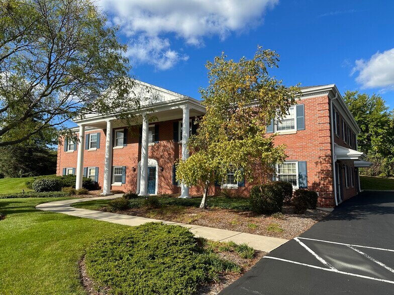 2050 W Good Hope Rd, Glendale, WI à louer - Photo du bâtiment - Image 2 de 2