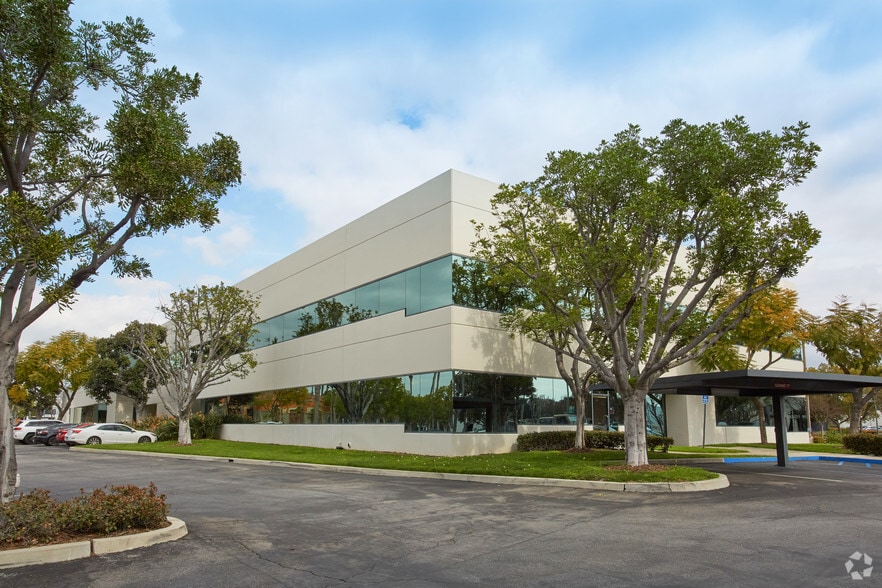 10350 Heritage Park Dr, Santa Fe Springs, CA for lease - Building Photo - Image 1 of 5
