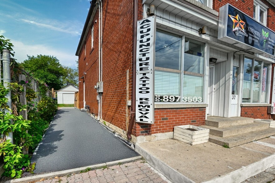 37 Dundas St W, Mississauga, ON for sale - Building Photo - Image 3 of 27