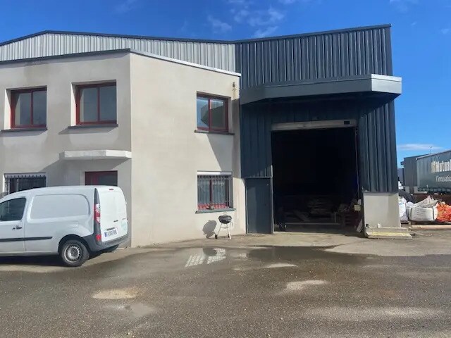 Flex dans Saint-Priest à louer - Photo du bâtiment - Image 1 de 10