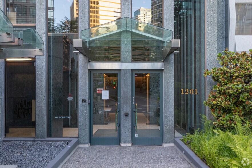 1201 W Pender St, Vancouver, BC à louer - Photo du bâtiment - Image 3 de 6
