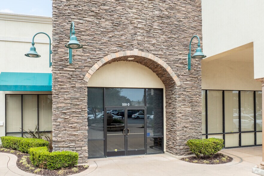 550 E Betteravia Rd, Santa Maria, CA à louer - Photo du bâtiment - Image 3 de 21