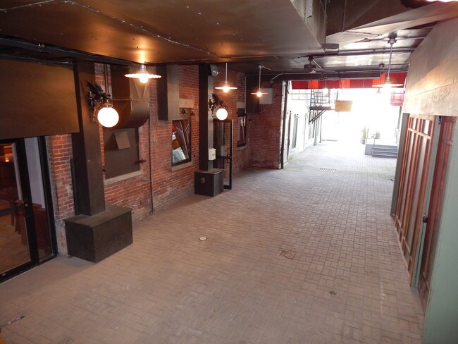 Plus de détails pour 37-39 Boltwood Walk, Amherst, MA - Commerce de détail à louer