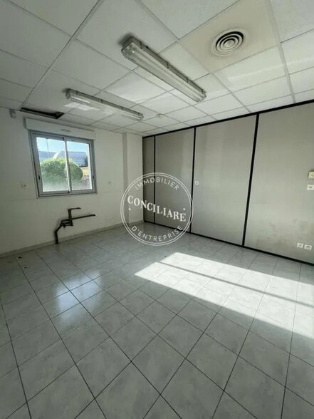 Flex in Mondouzil for lease - Interior Photo - Image 2 of 6