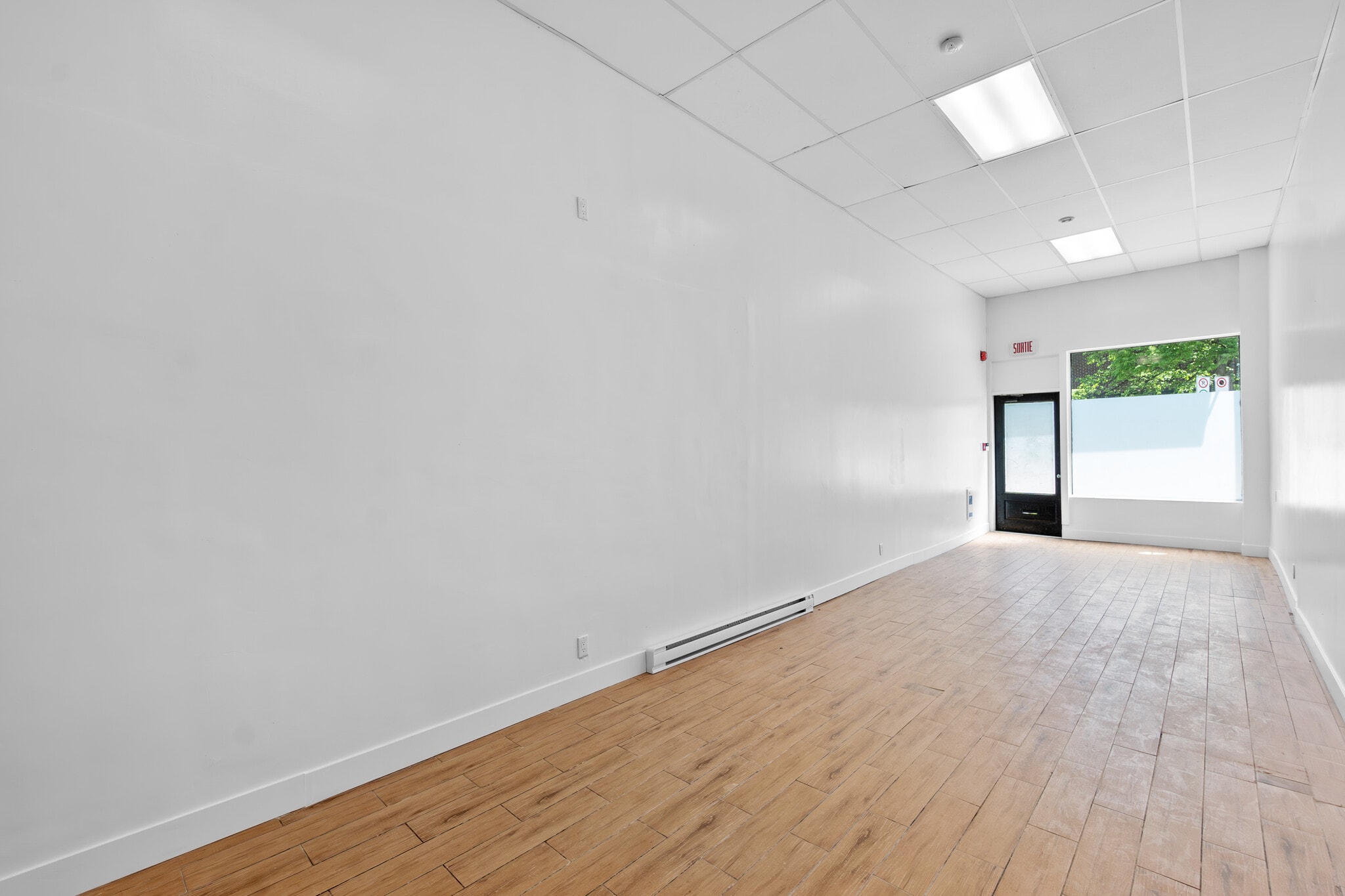 6125-6131 Av de Monkland, Montréal, QC for lease Interior Photo- Image 1 of 12