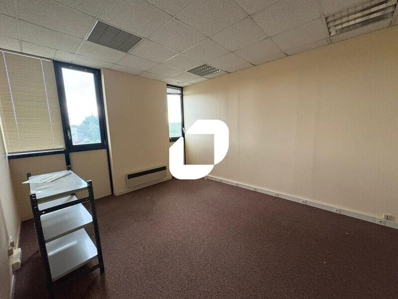 Office in Les Mureaux for lease - Interior Photo - Image 3 of 8