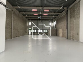 Office in Fresnes for lease Interior Photo- Image 2 of 7