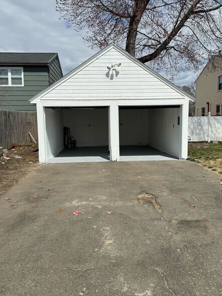 615 E Main St, Stratford, CT à louer - Photo du bâtiment - Image 2 de 5