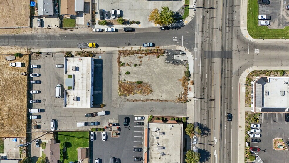 1492 W Yosemite Ave, Manteca, CA à vendre - Photo du bâtiment - Image 2 de 30