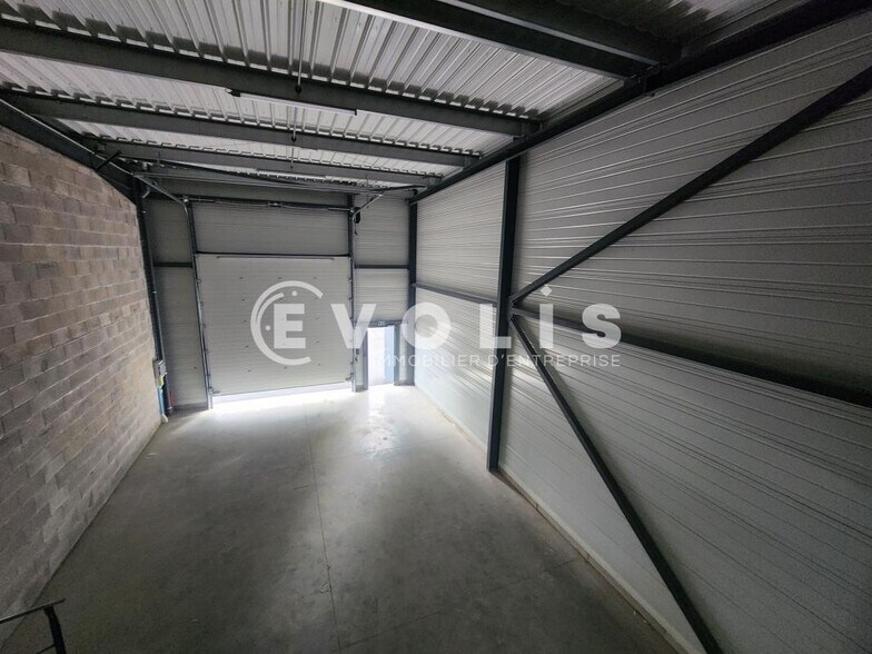 31 Rue Du Claret, Charvieu-Chavagneux for lease - Interior Photo - Image 3 of 14