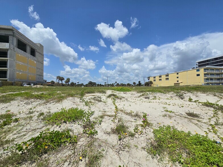 N Atlantic Ave, Daytona Beach, FL à vendre - Photo du bâtiment - Image 3 de 9
