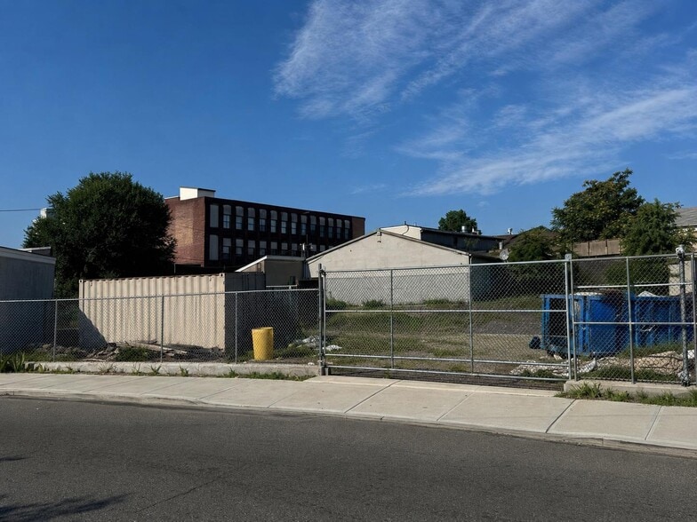 562 E 18th St, Paterson, NJ for lease - Primary Photo - Image 1 of 9