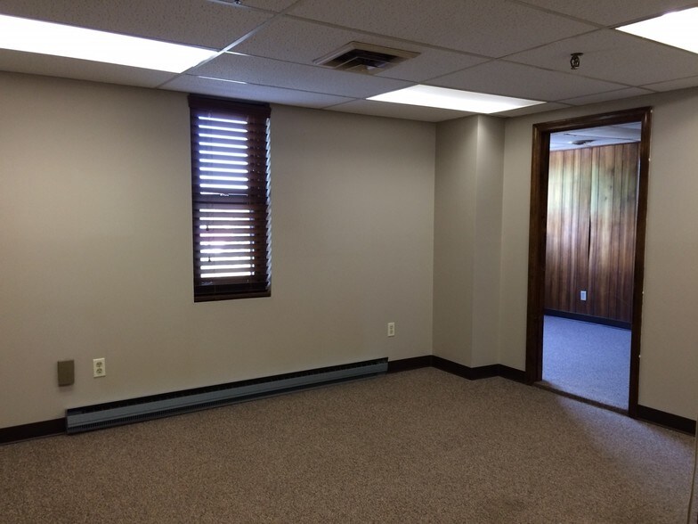 70 Powers St, Milford, NH à vendre - Photo du bâtiment - Image 2 de 19