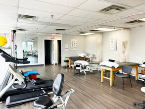 849 Upper Wentworth St, Hamilton, ON à louer Photo intérieure- Image 2 de 2