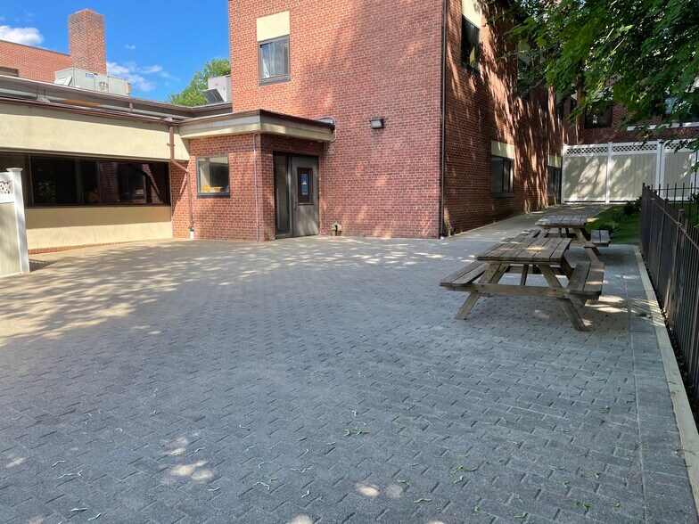 272 N Bedford Rd, Mount Kisco, NY à louer - Photo du bâtiment - Image 2 de 17