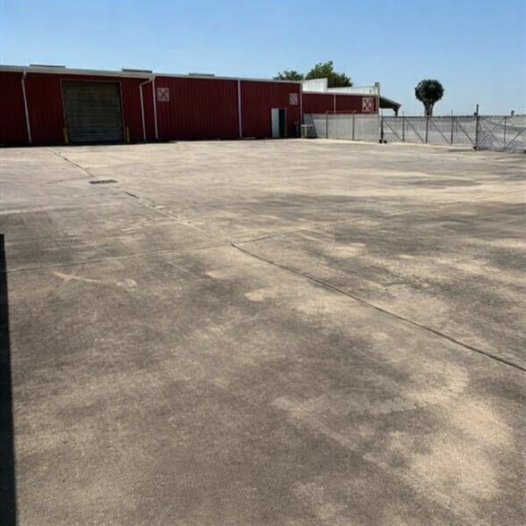 11032 Spencer Hwy, La Porte, TX à louer - Photo du bâtiment - Image 3 de 9