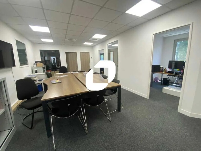 Office in Gennevilliers for lease - Building Photo - Image 3 of 13
