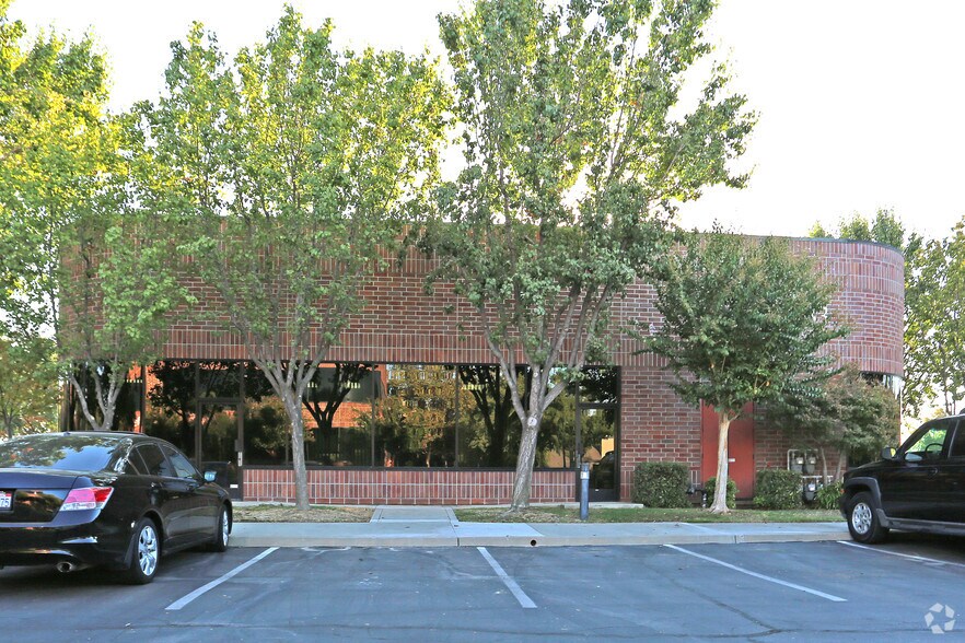 7433 N 1st St, Fresno, CA for sale - Building Photo - Image 2 of 4