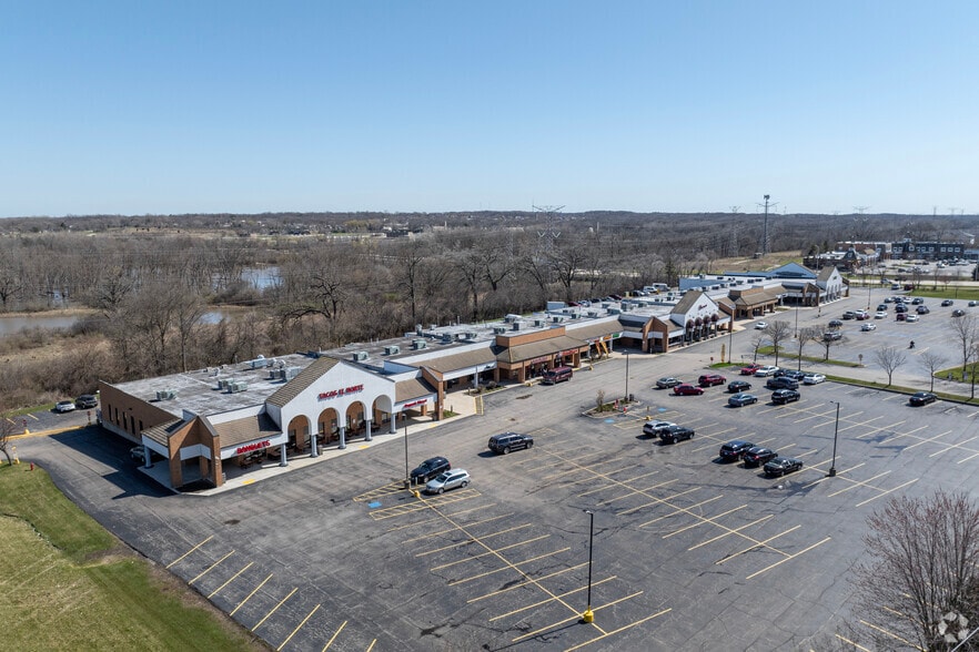 401 N Riverside Dr, Gurnee, IL for lease - Primary Photo - Image 1 of 23