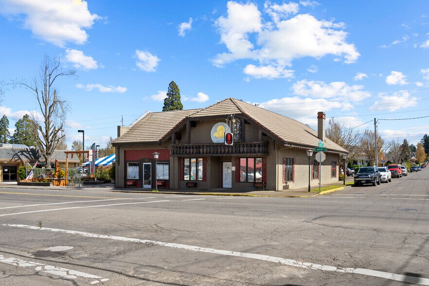 215-225 N Main St, Mount Angel, OR à vendre - Photo du bâtiment - Image 2 de 20