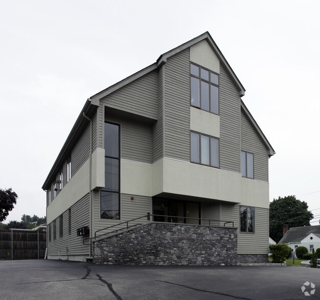 1215 Reservoir Ave, Cranston, RI à louer - Photo principale - Image 1 de 14