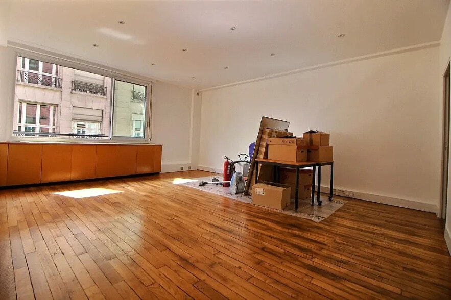 Office in Paris for lease - Interior Photo - Image 2 of 5