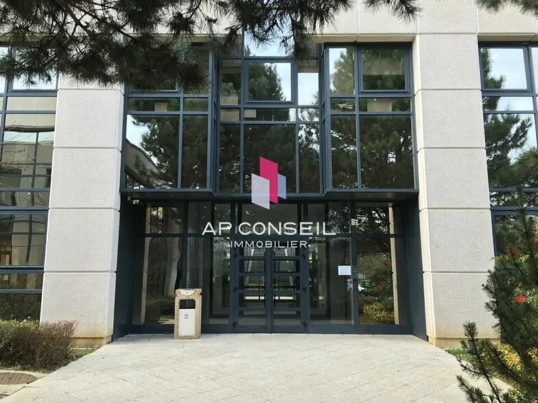 Office in Guyancourt for lease - Building Photo - Image 3 of 9