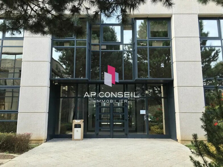 Bureau dans Guyancourt à louer - Photo du bâtiment - Image 3 de 9