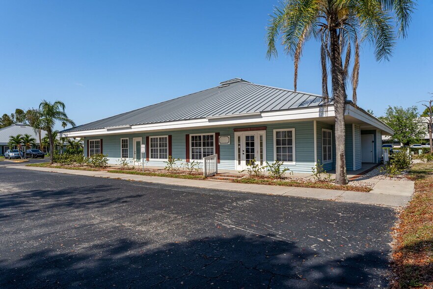 40 Barkley Cir, Fort Myers, FL à louer - Photo du bâtiment - Image 2 de 11