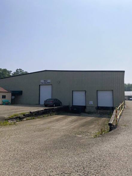 190 Twin Oaks Dr, Jackson, OH for lease - Building Photo - Image 1 of 4